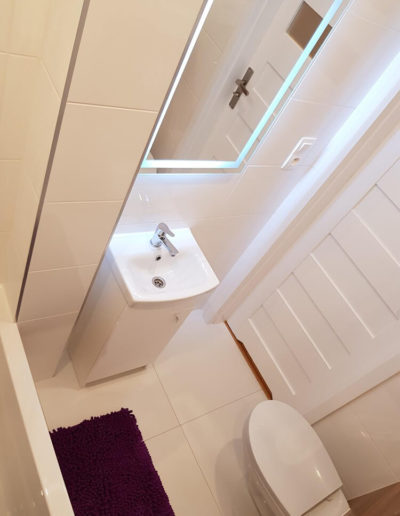 łazienka z podświetlanym lustrem